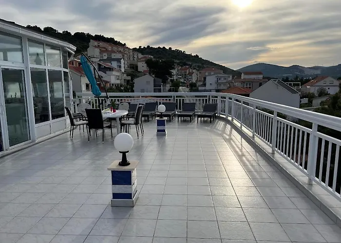 Lilac 3* Τρογκίρ